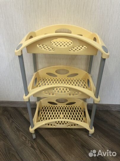 Этажерка на колесиках