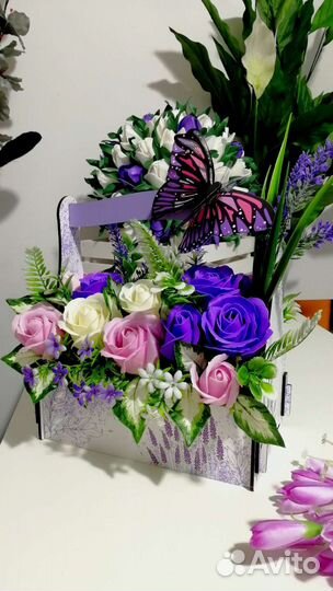 Корзина с букетом из пенных роз