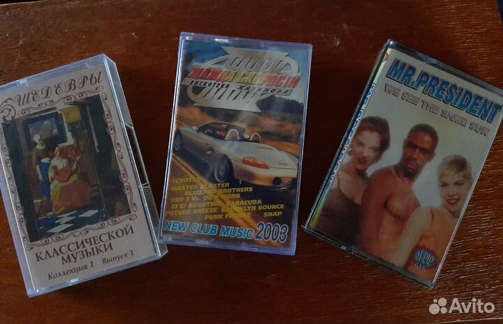 Аудиокассеты с записью, подставка для кассет