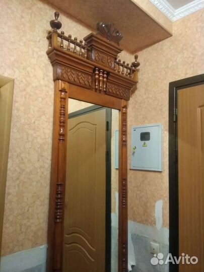 Старинное зеркало с консолью, трюмо