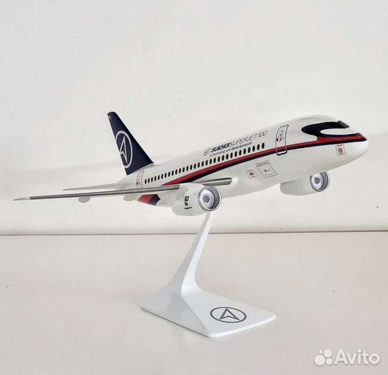 Модель самолета Sukhoi Superjet 100 1:72
