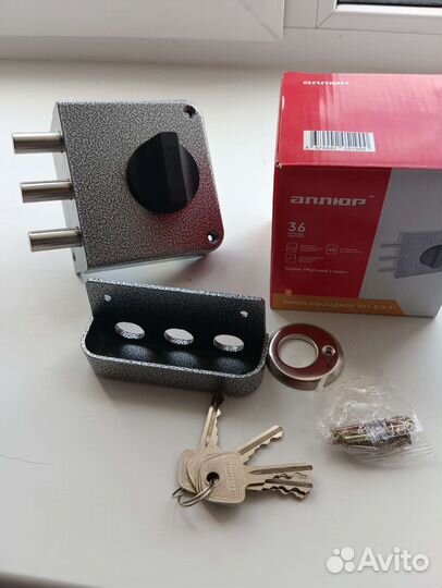 Замок дверной накладной