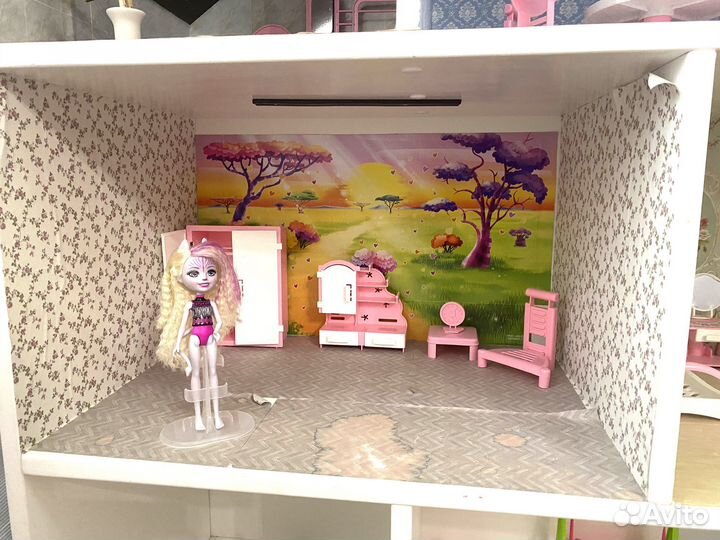 Большой кукольный домик