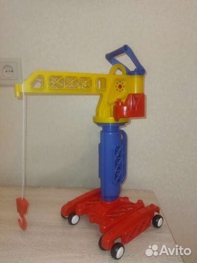 Подъемный кран игрушка