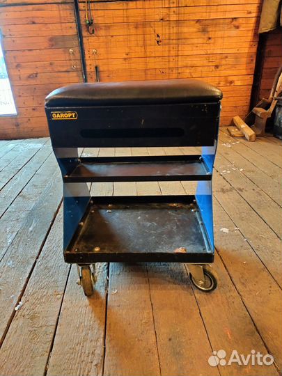 Стул подкатной на колесах