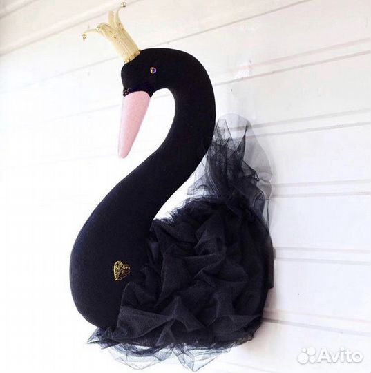 Продаю настенный декор- чёрный лебедь