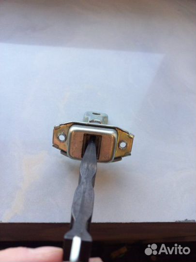 Ограничитель двери задний левый Mitsubishi