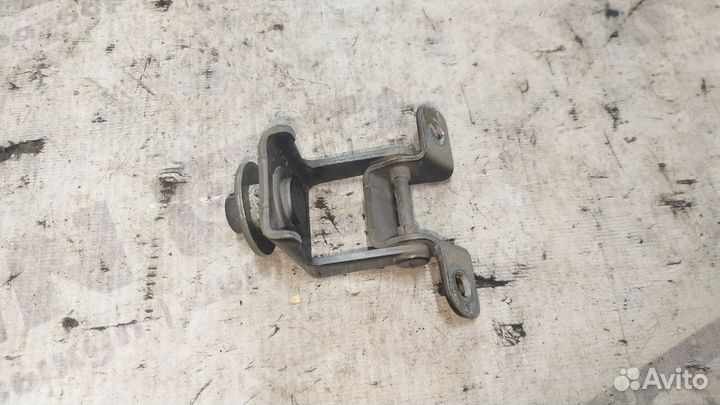 Петля крышки багажника Renault Duster