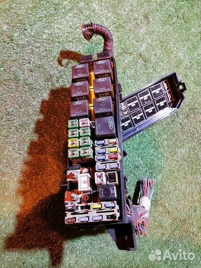 Блок предохранителей E11267010D Mazda Tribute epew