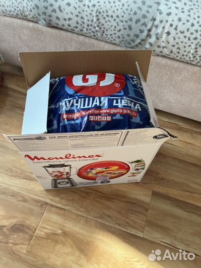 Детские вещи в коробке