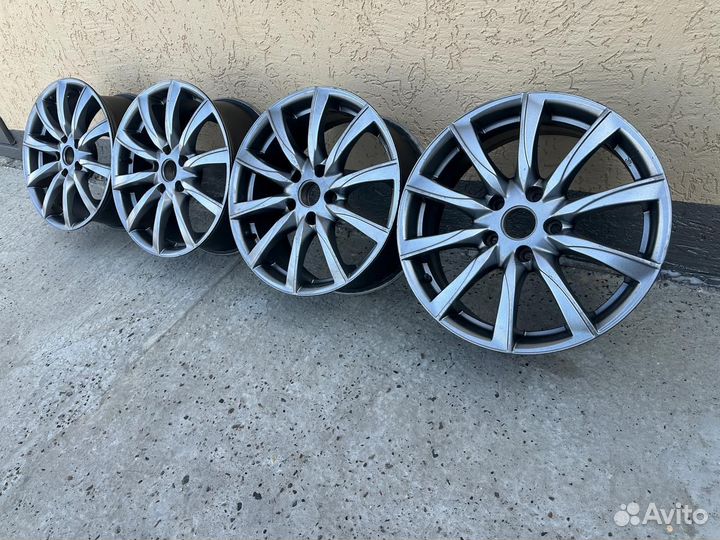 Продам комплект литых дисков R17