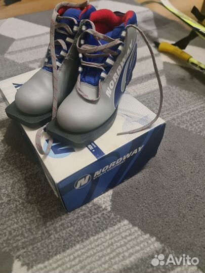 Лыжи с ботинками 33 и 36 размеры