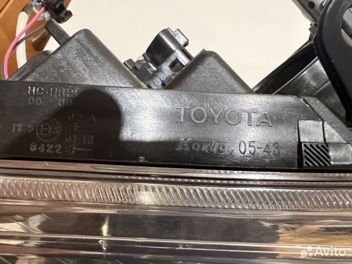 Фара правая Toyota Avensis 2 новая