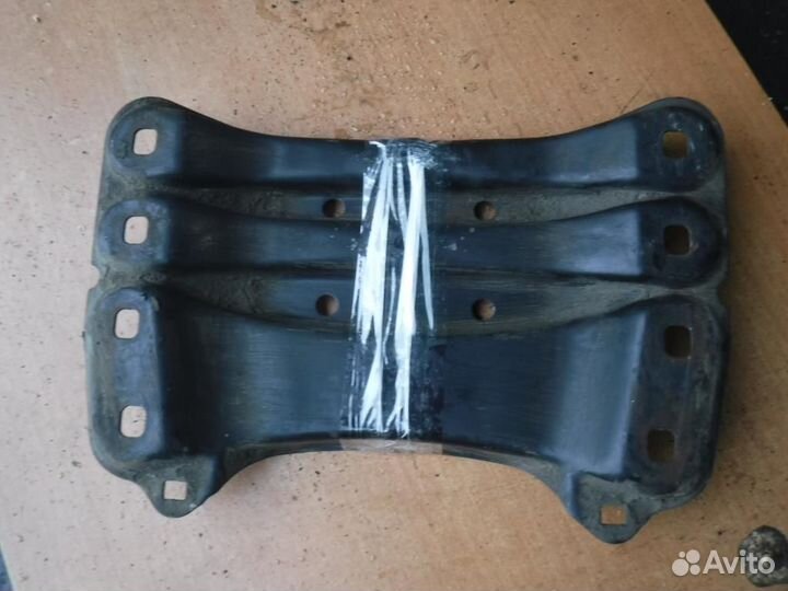 Кронштейн кпп Mercedes W220 S Class