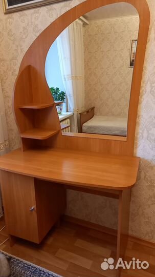 Туалетный столик с зеркалом бу