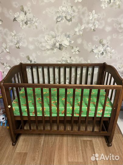 Детская кроватка с маятником