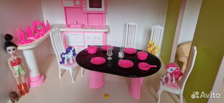 Большой кукольный домик с мебелью и куклами