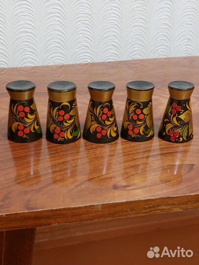 Бутылка стеклянная с деревянными стопками