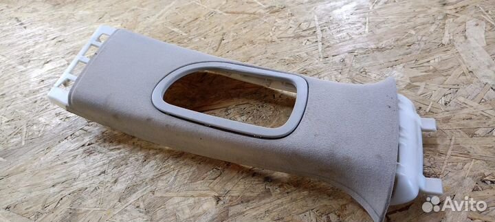 Обшивка средней стойки правая, верхняя Renault