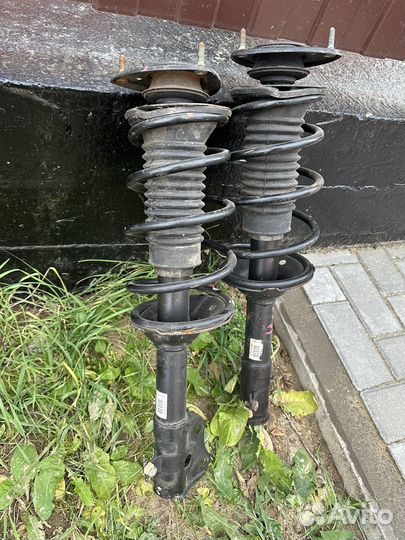 Стойка передняя Toyota Yaris 2003