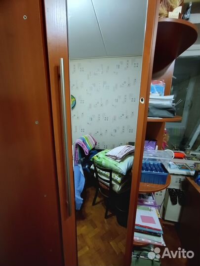Продам шкаф для вещей угловой с зеркалом