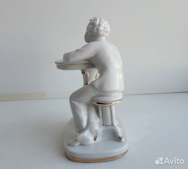 Статуэтка юный пушкин за столом. лфз. Фарфор СССР
