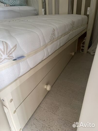 Детская кроватка с маятником