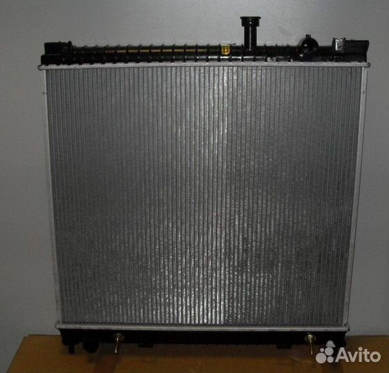 Радиатор охлаждения двигателя Infiniti Qx56