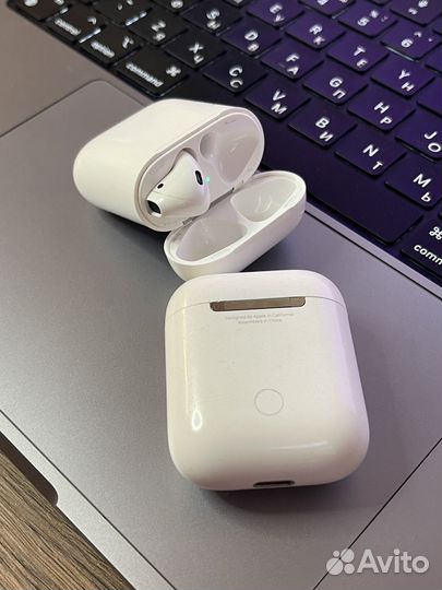 Apple AirPods 2 с зарядным футляром