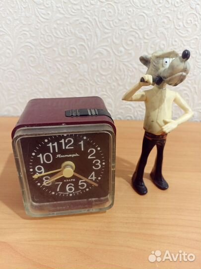 Настольные часы Янтарь кварц Волк в подарок