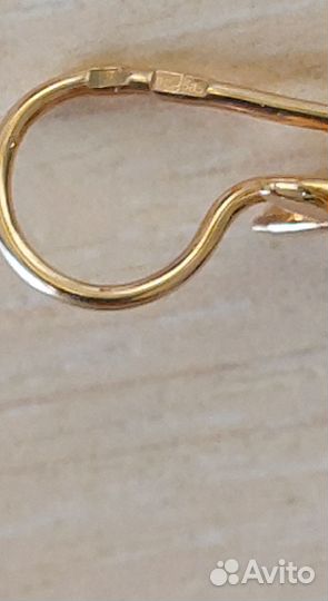 Одна золотая серьга