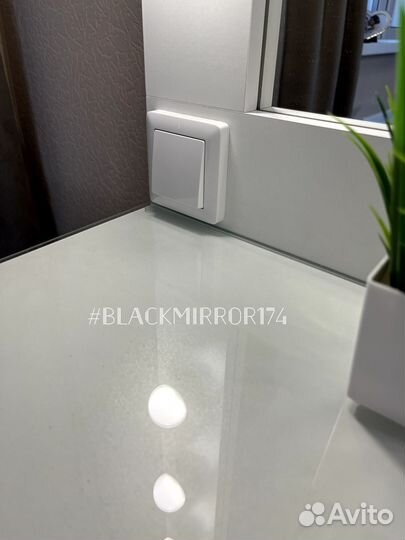 Столик с зеркалом и подсветкой для макияжа