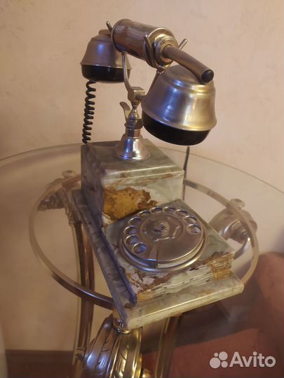 Старинный телефон из оникса