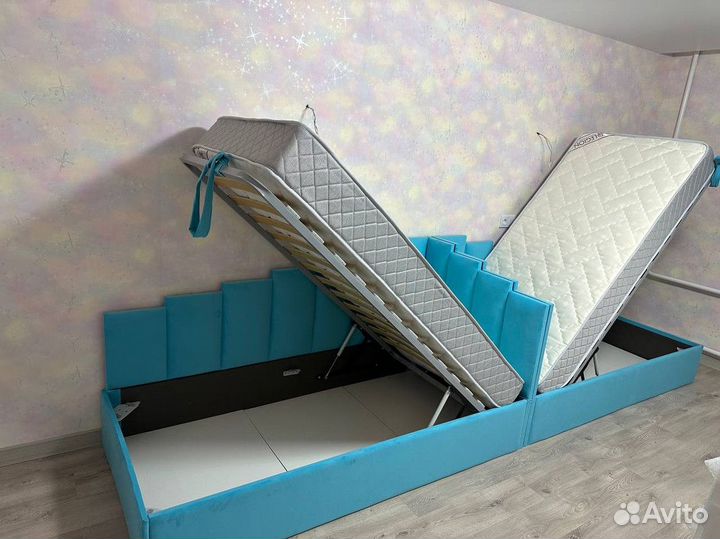 Кровать с мягким изголовьем