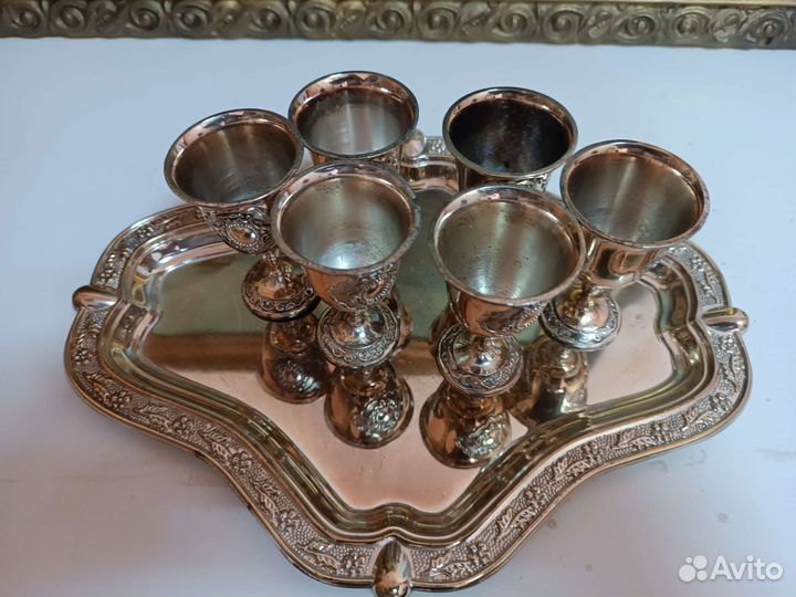 Набор коньячных стопок на подносе