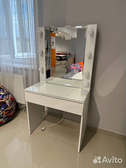 Стол для визажиста новый