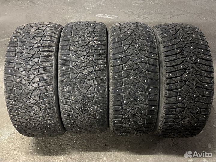 Bridgestone Blizzak Spike-02 235/45 R17 94T