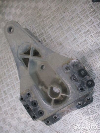 Кронштейн полурессоры renault 7421682250