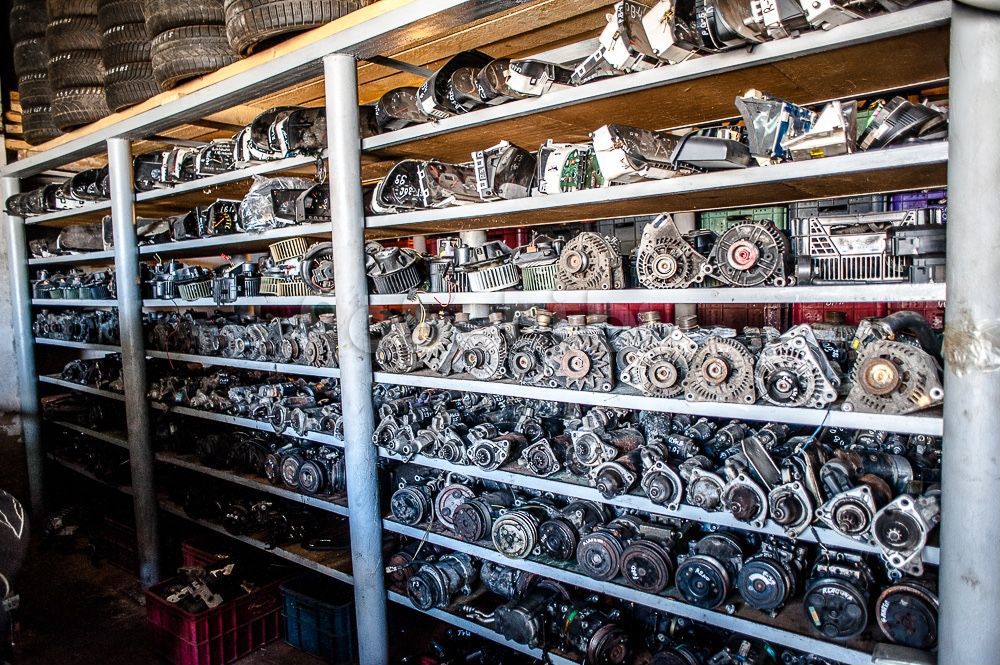 Контрактные автозапчасти. Склад двигателей. Склад кузовных запчастей. Склад контрактных запчастей. Авторазбор.