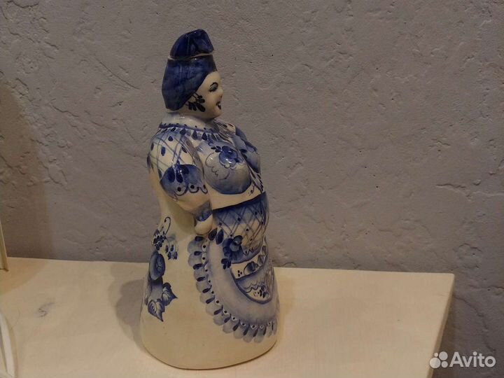 Графин статуэтка из фарфора 