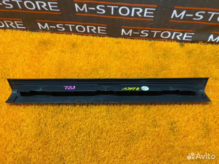 Накладка на порог салона передняя правая