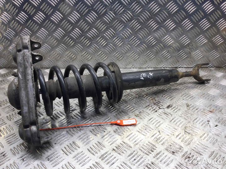 Стойка передняя правая Volkswagen Passat 4b0412031