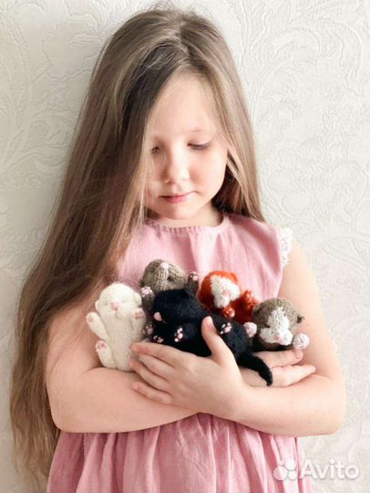 Вязаный котенок игрушка