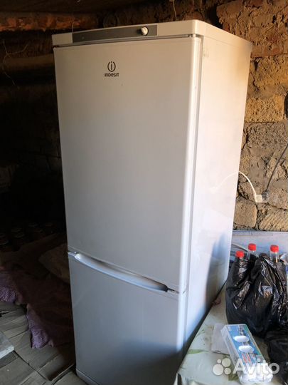 Холодильник бу indesit