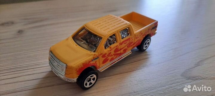 Машинка в масштабе 1/64 'ford F-150