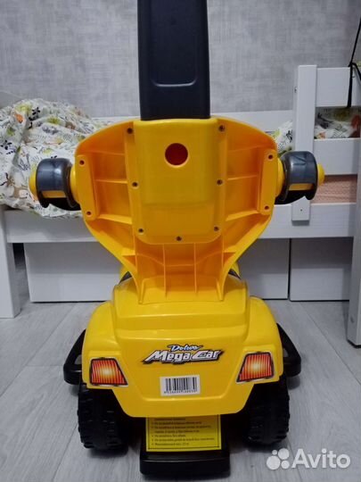 Машинка каталка толокар с ручкой