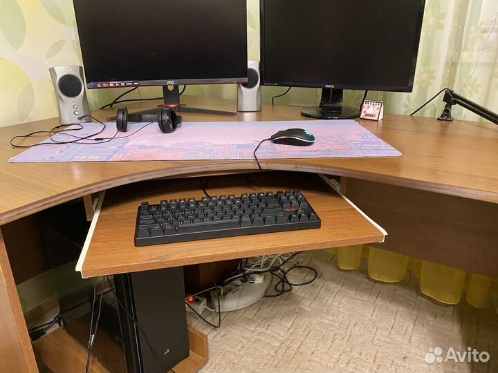 Продам письменный стол с полкой