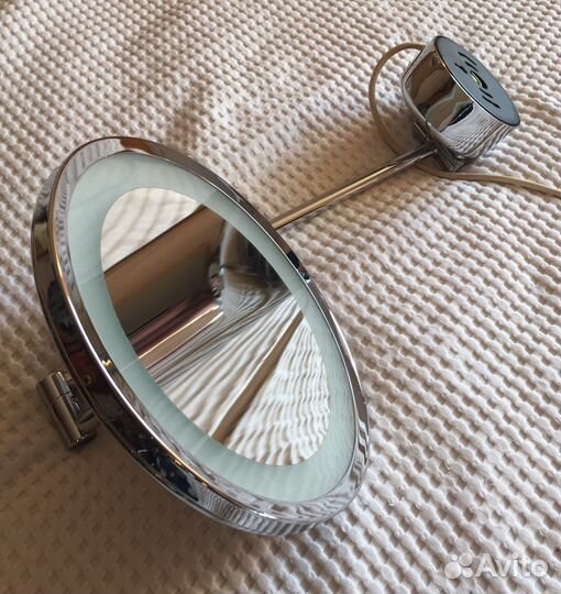 Зеркало с увеличением и подсветкой