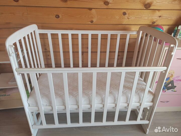 Детская кроватка с продольным маятником