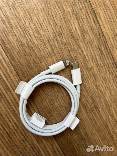 Зарядный кабель на iPhone